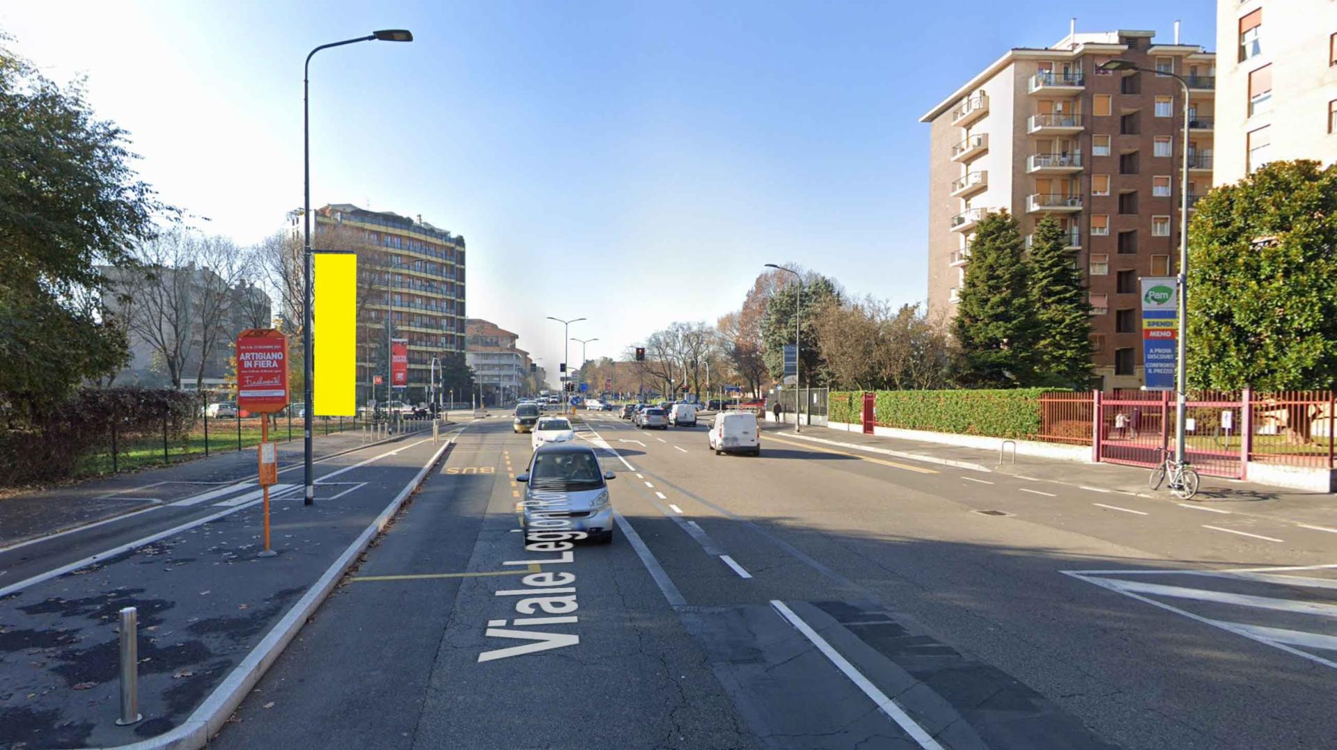 Impianto VERTICAL BANNER a Milano, in zona Runner store