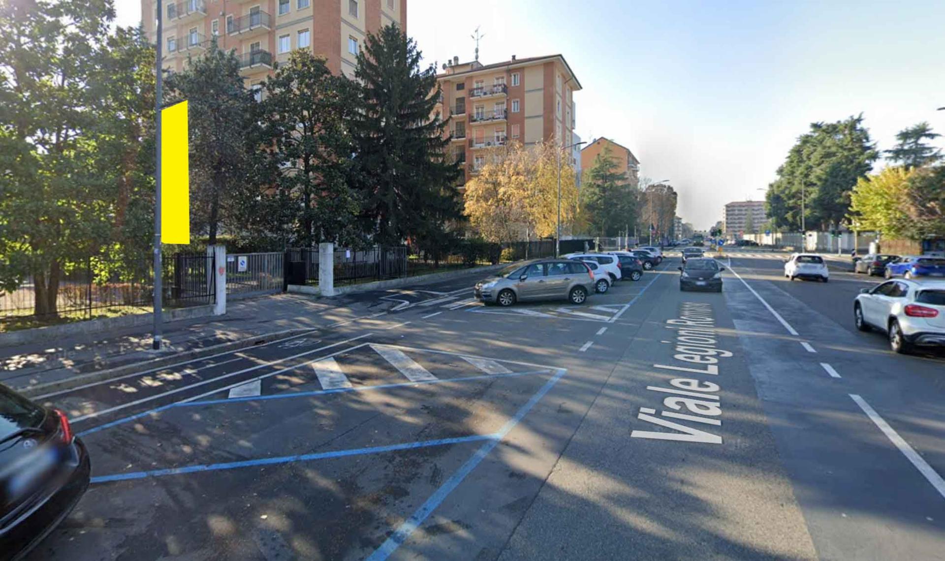 Impianto VERTICAL BANNER a Milano, in zona Milanesi Gelaterie Artigianali