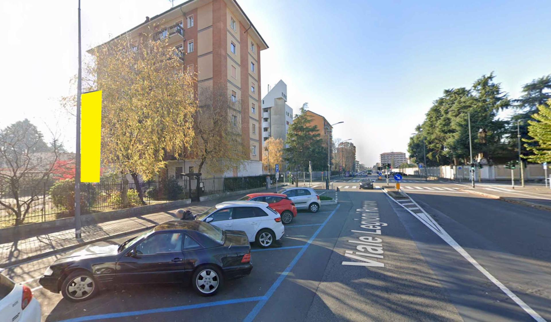 Impianto VERTICAL BANNER a Milano, in zona Milanesi Gelaterie Artigianali