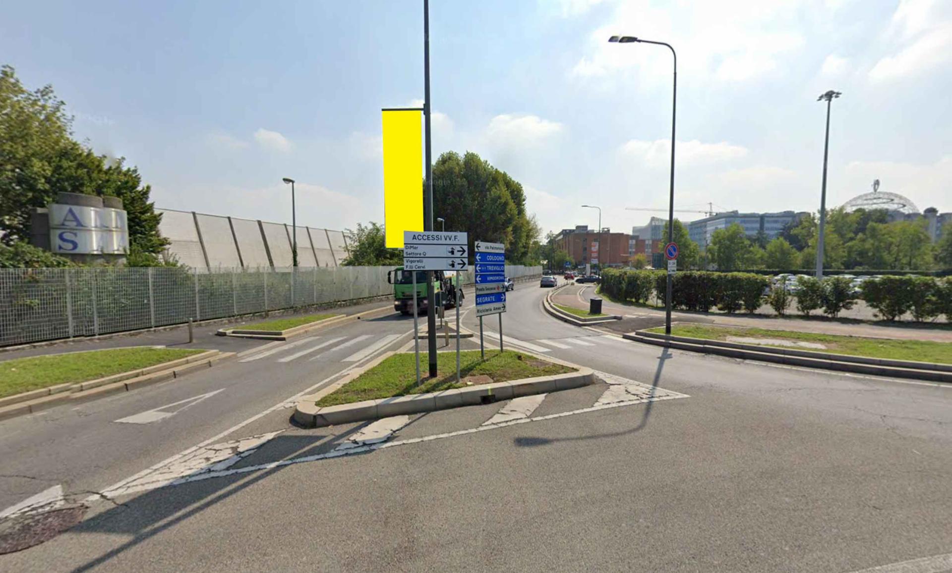 Impianto VERTICAL BANNER a Milano, in zona Mondadori
