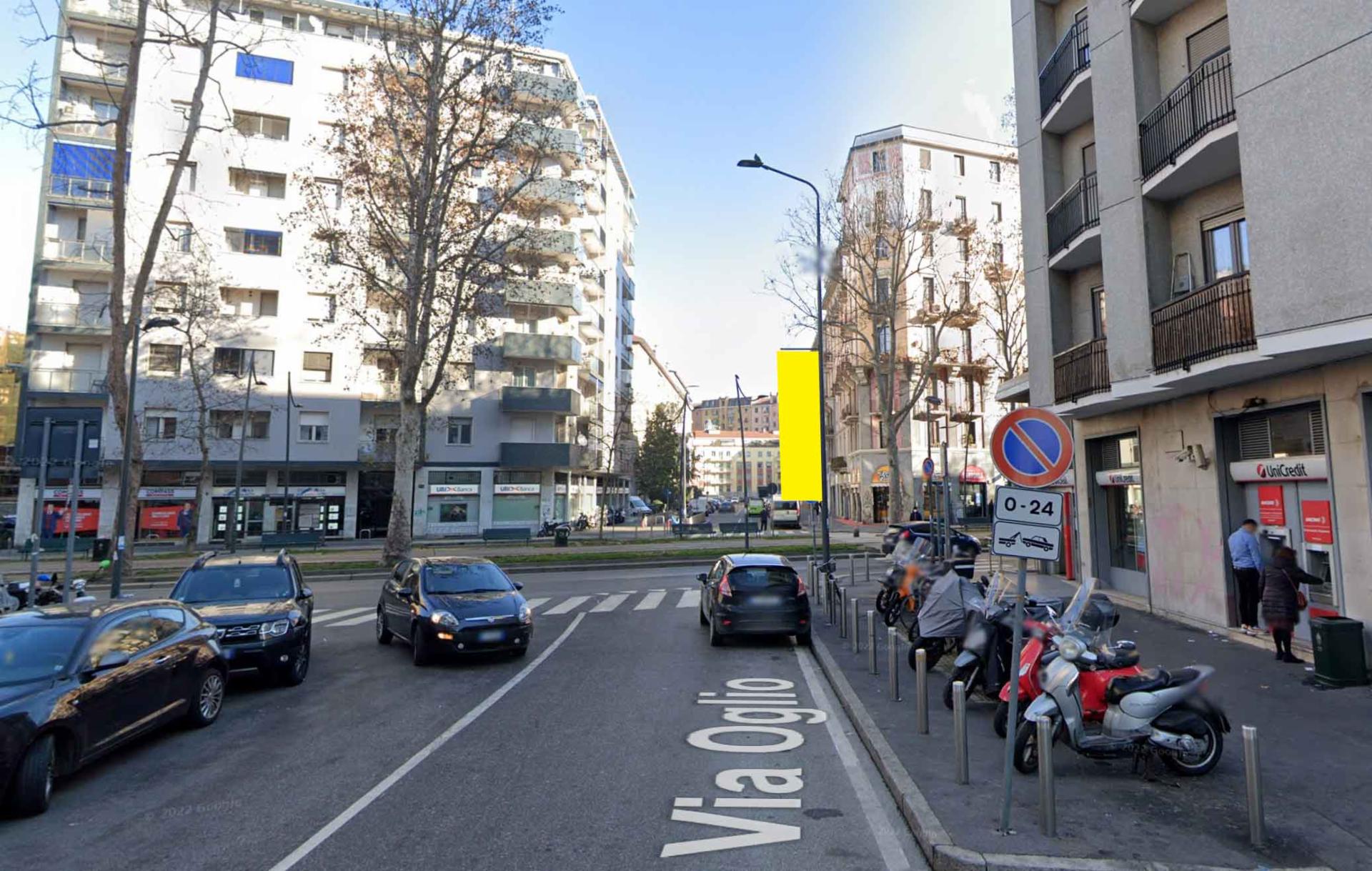 Impianto VERTICAL BANNER a Milano, in zona Euro Asia Minimarket