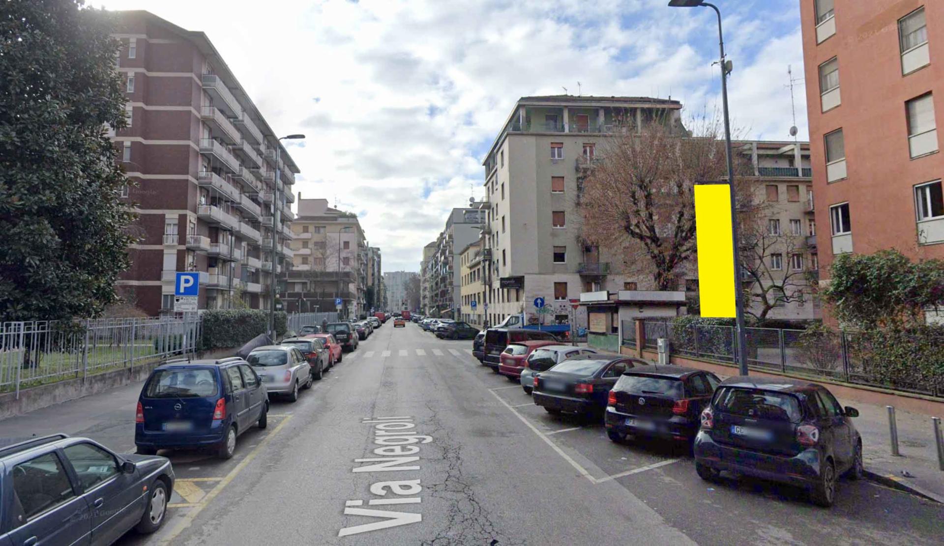 Impianto VERTICAL BANNER a Milano, in zona Bar tabacchi il pinguino miliardario