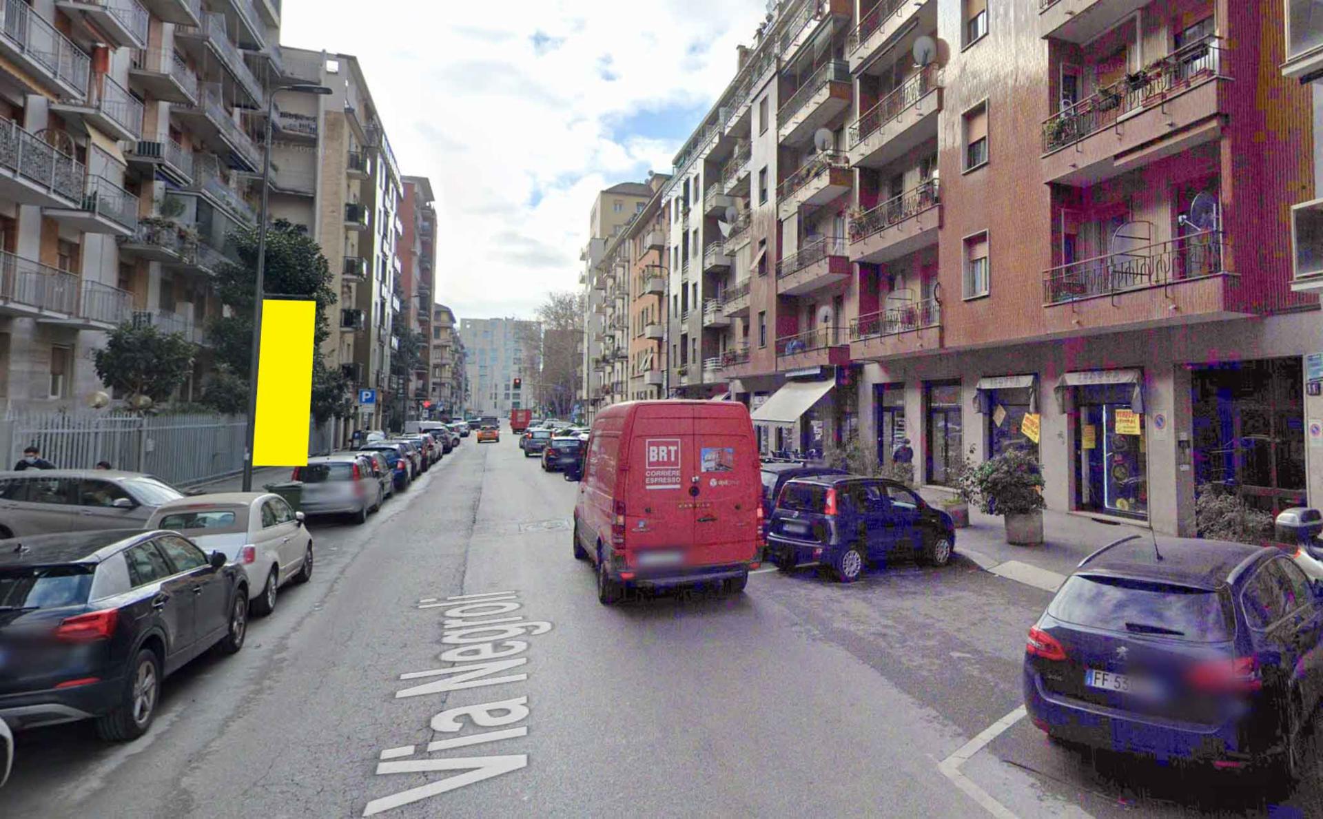 Impianto VERTICAL BANNER a Milano, in zona Bar tabacchi il pinguino miliardario