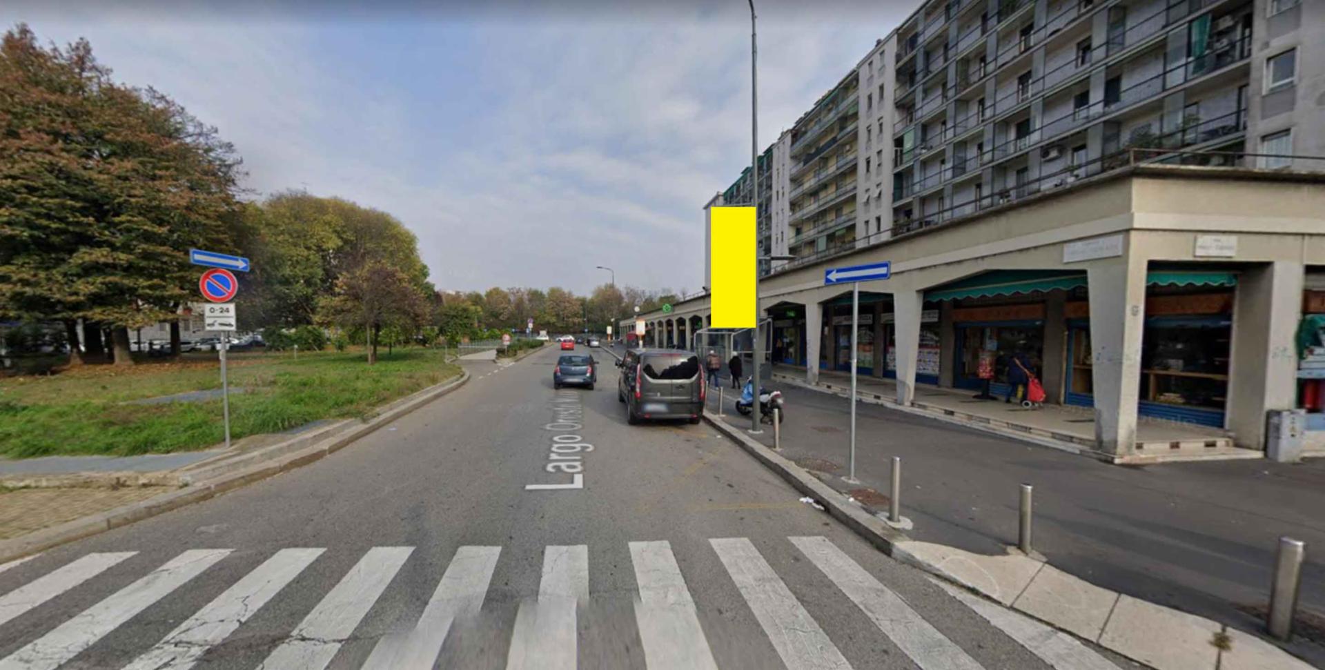 Impianto VERTICAL BANNER a Milano, in zona Bar Taita