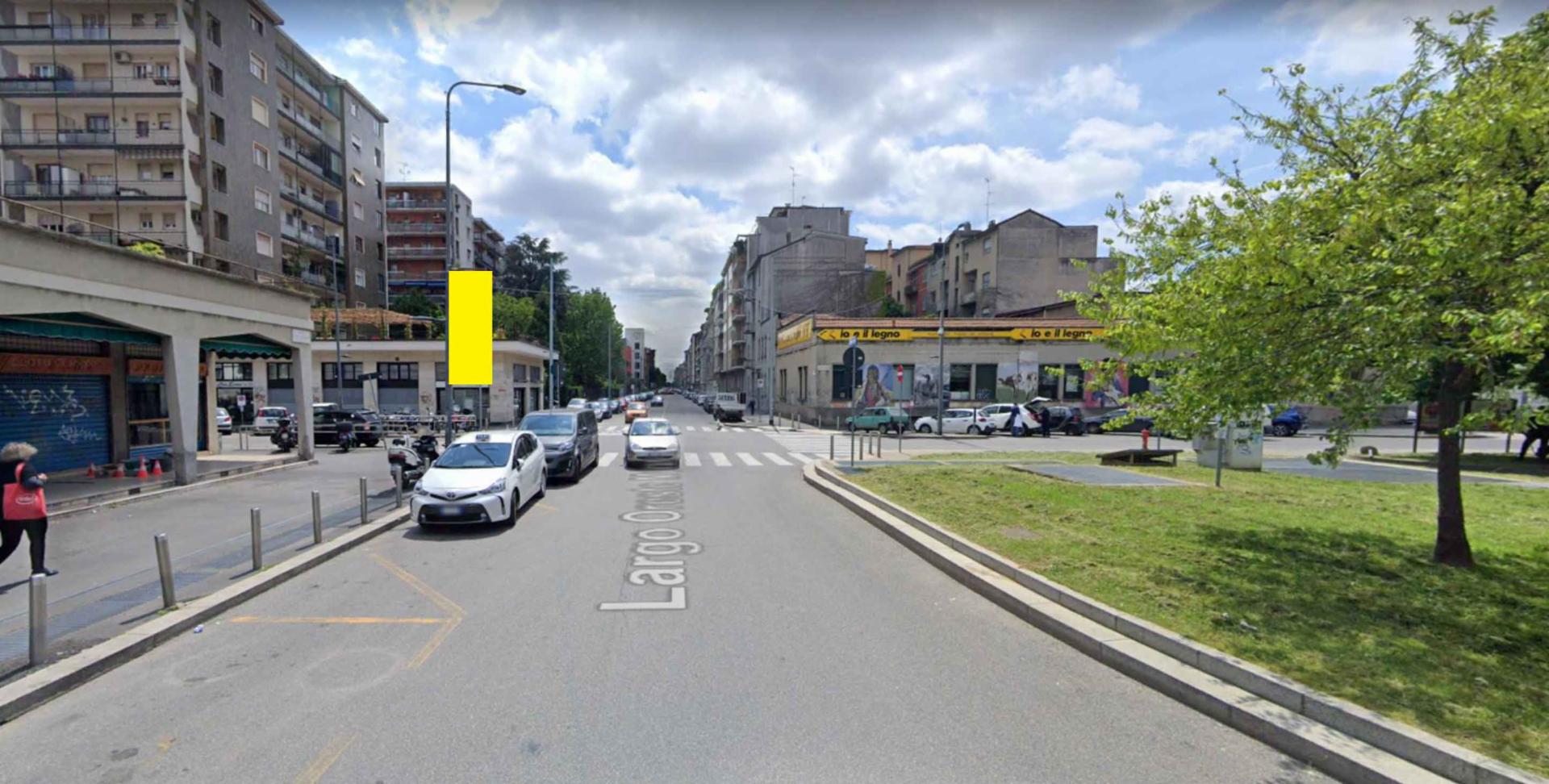 Impianto VERTICAL BANNER a Milano, in zona Bar Taita