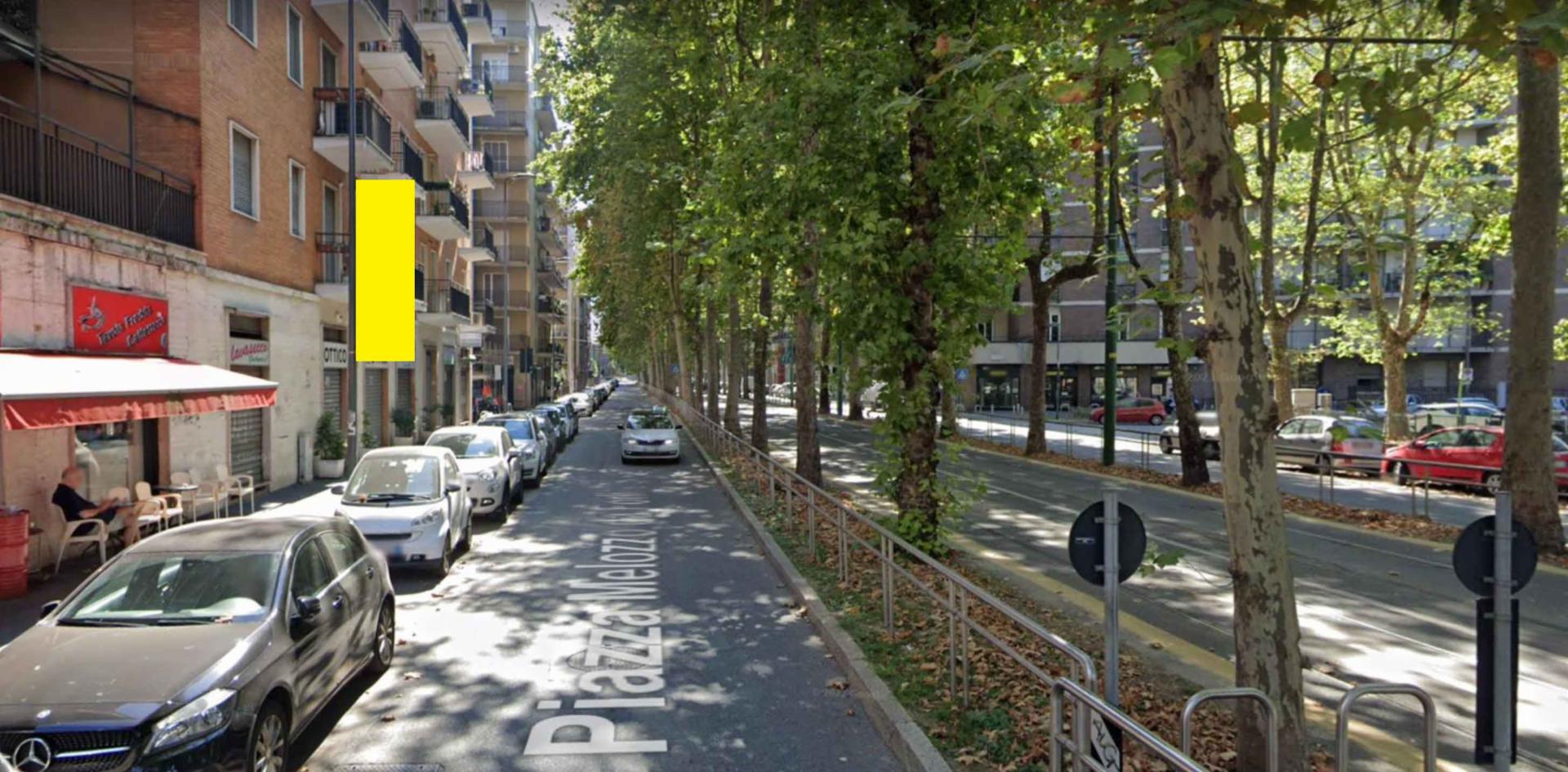 Impianto VERTICAL BANNER a Milano, in zona Pizzikotto