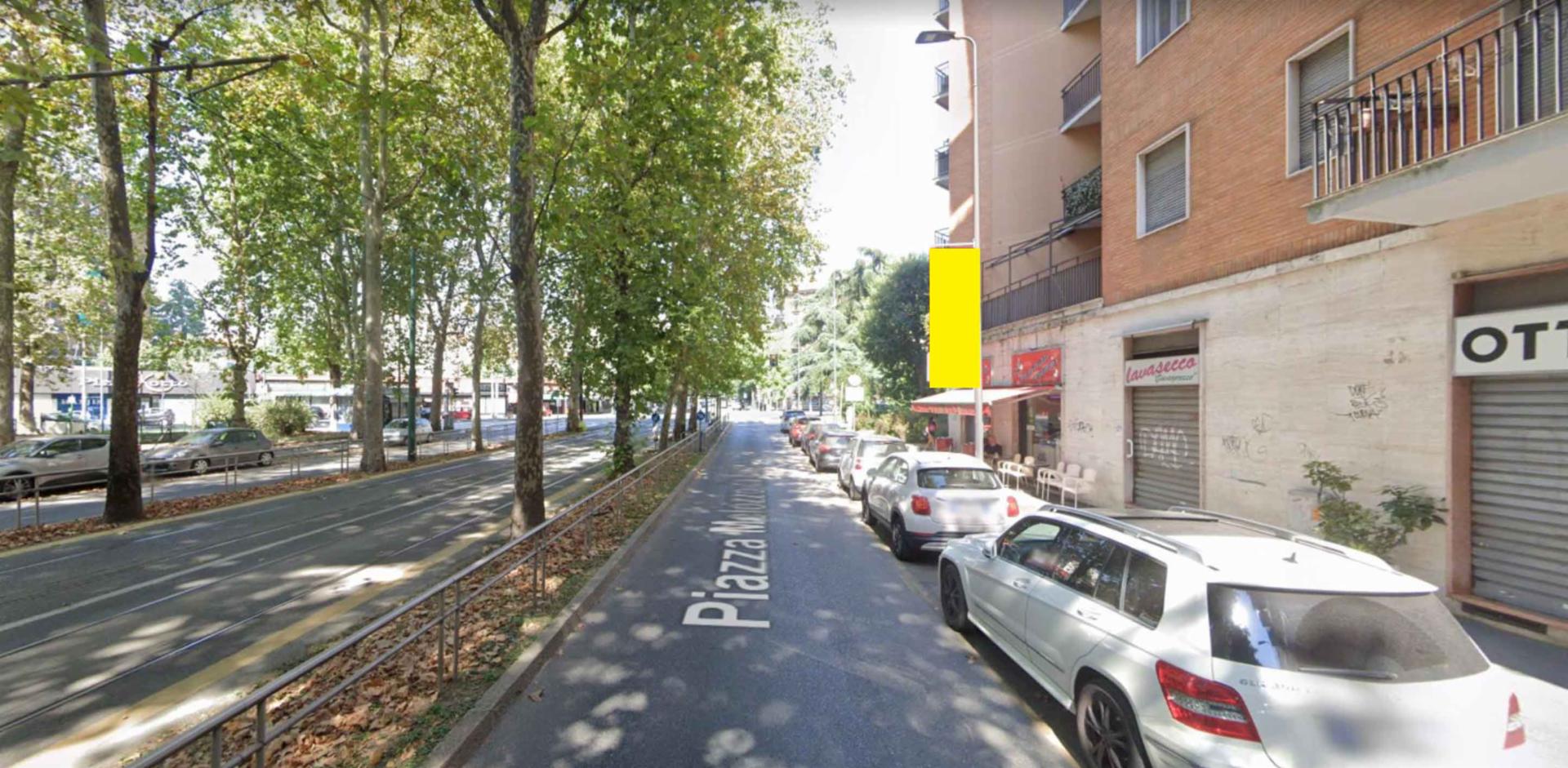 Impianto VERTICAL BANNER a Milano, in zona Pizzikotto