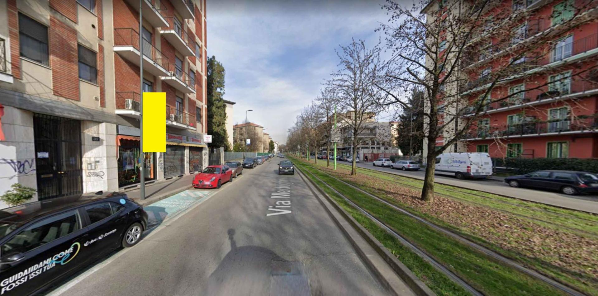 Impianto VERTICAL BANNER a Milano, in zona Centro estetico Cocoloco