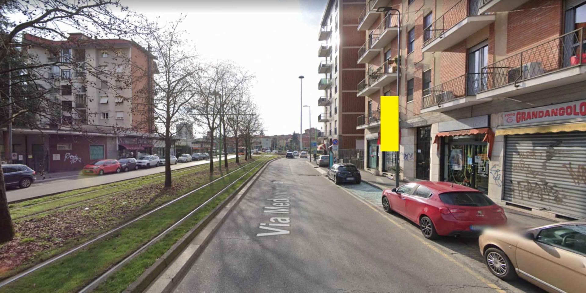 Impianto VERTICAL BANNER a Milano, in zona Centro estetico Cocoloco