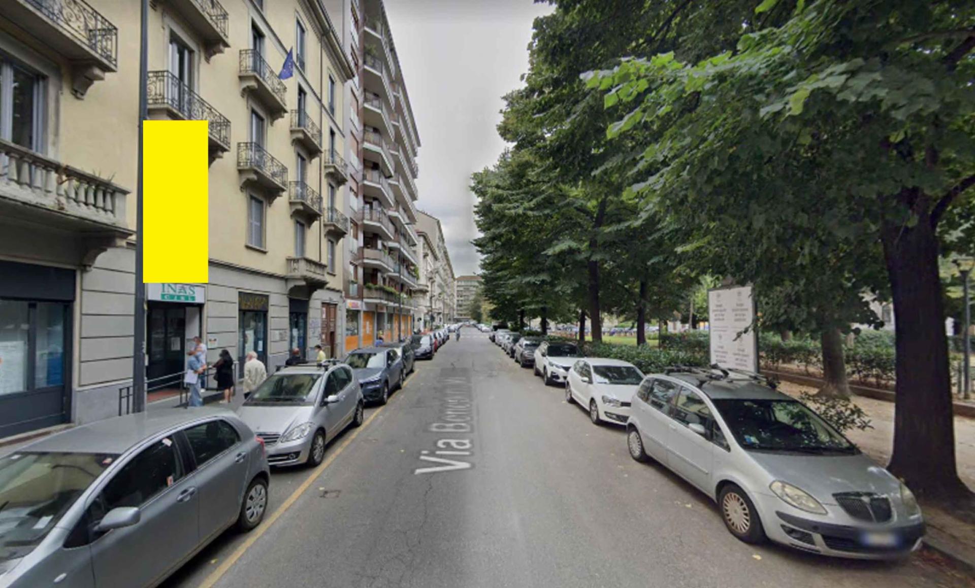 Impianto VERTICAL BANNER a Milano, in zona Madica
