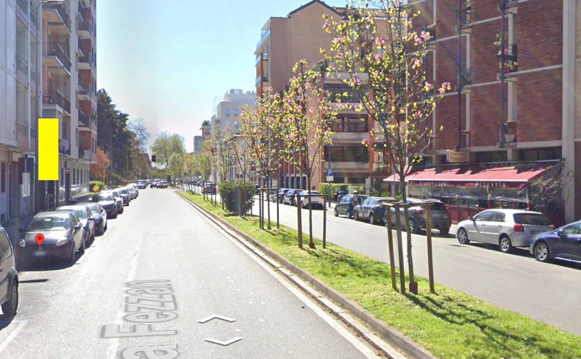 Impianto VERTICAL BANNER a Milano, in zona Libreria Partipilo