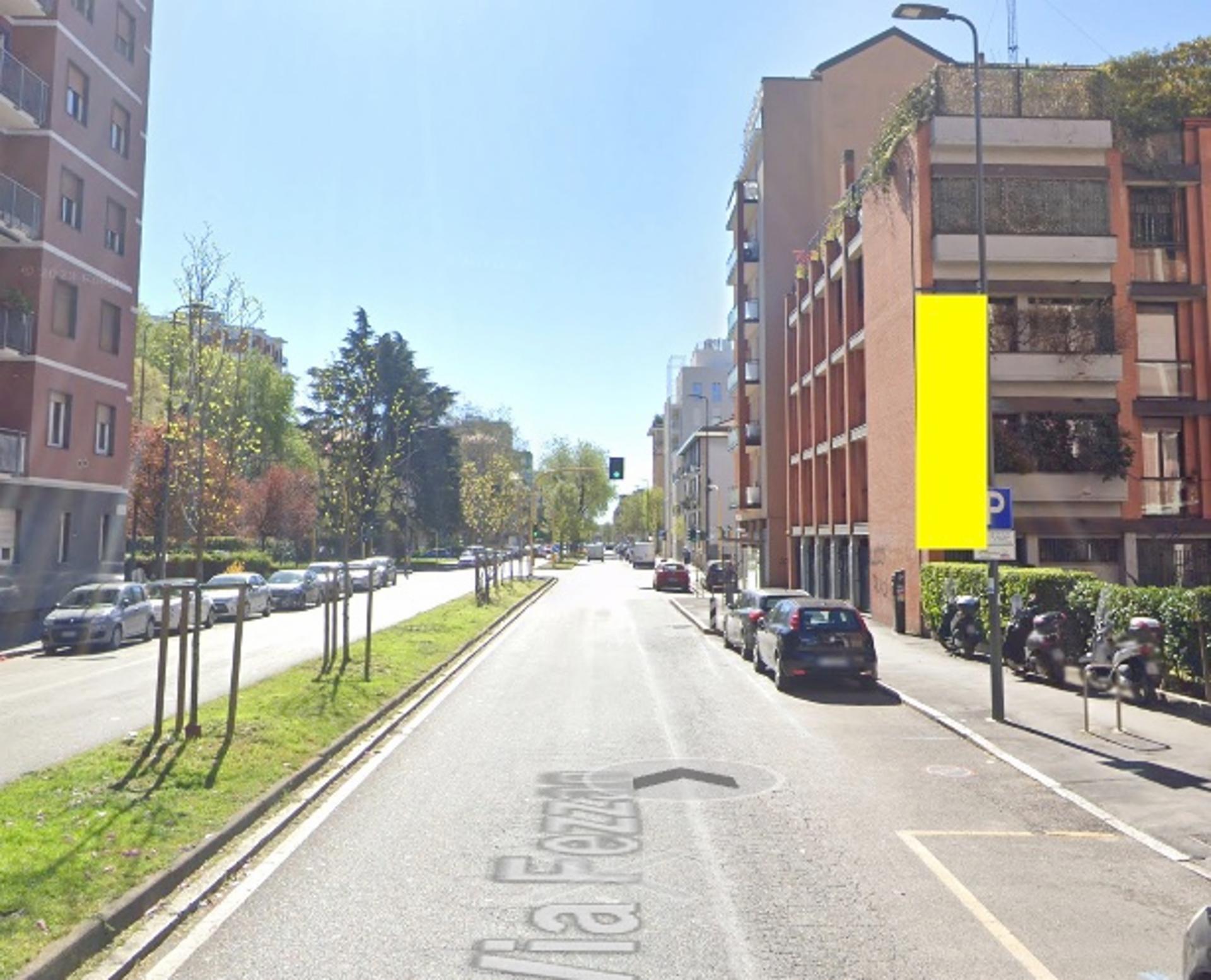 Impianto VERTICAL BANNER a Milano, in zona Libreria Partipilo