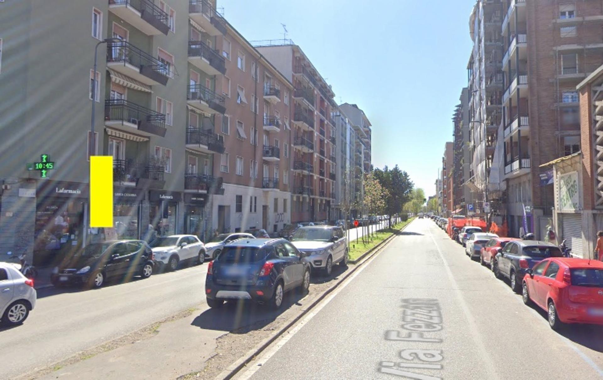 Impianto VERTICAL BANNER a Milano, in zona Bar Crisa
