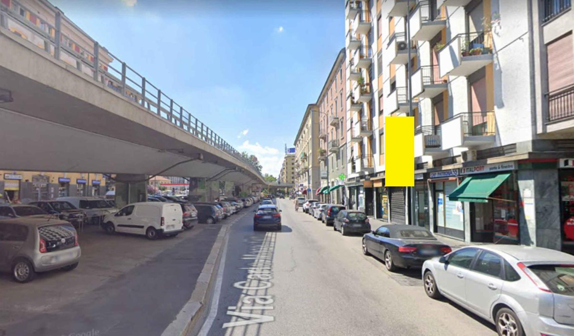 Impianto VERTICAL BANNER a Milano, in zona Steven Hair 2