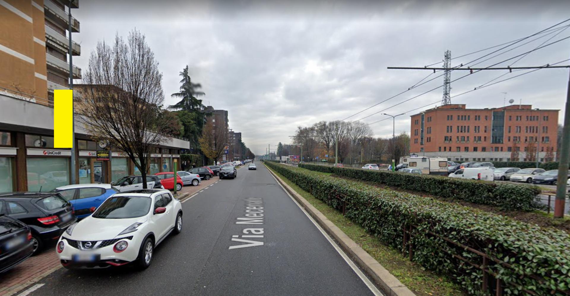 Impianto VERTICAL BANNER a Milano, in zona Happy Bar