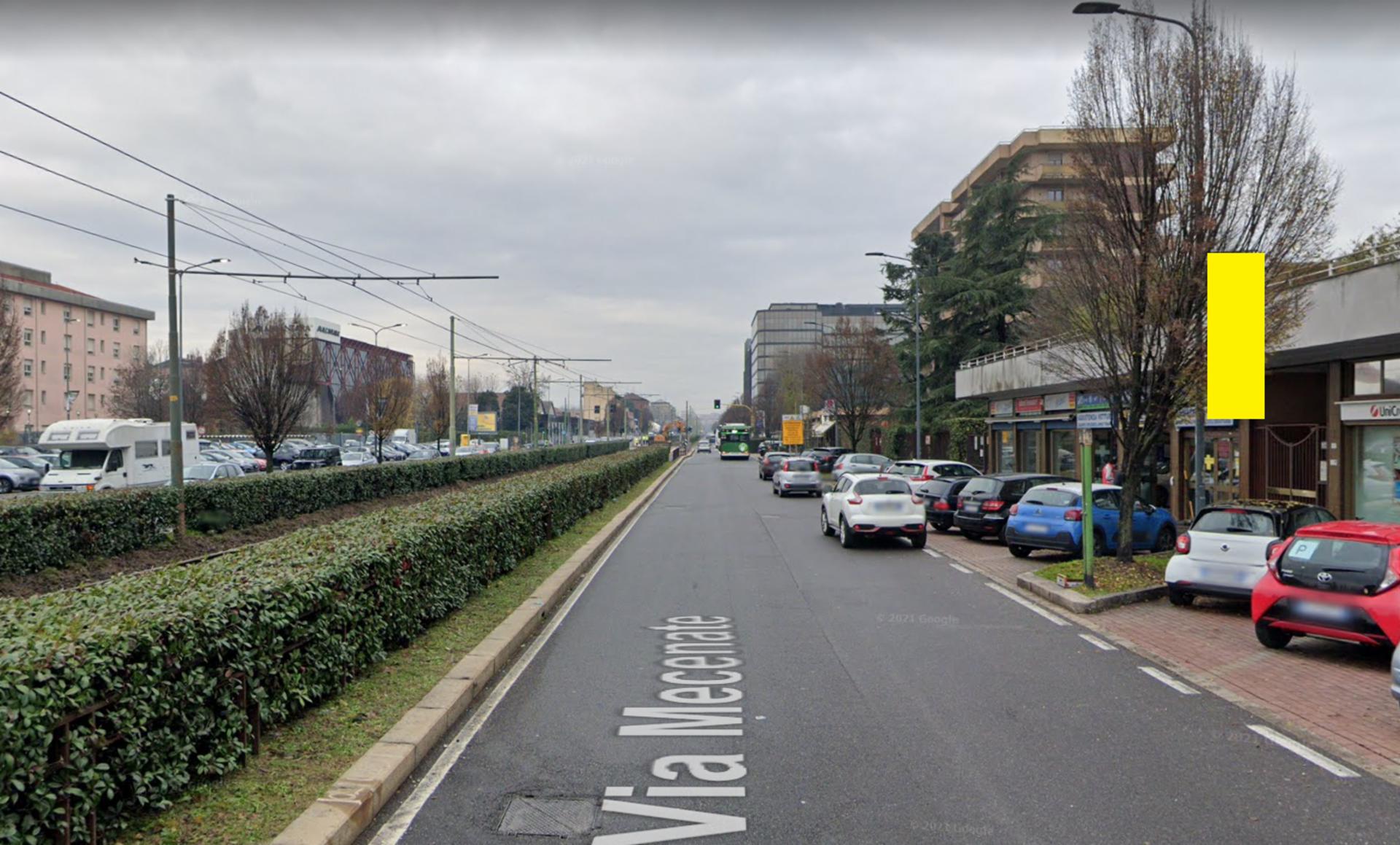Impianto VERTICAL BANNER a Milano, in zona Happy Bar