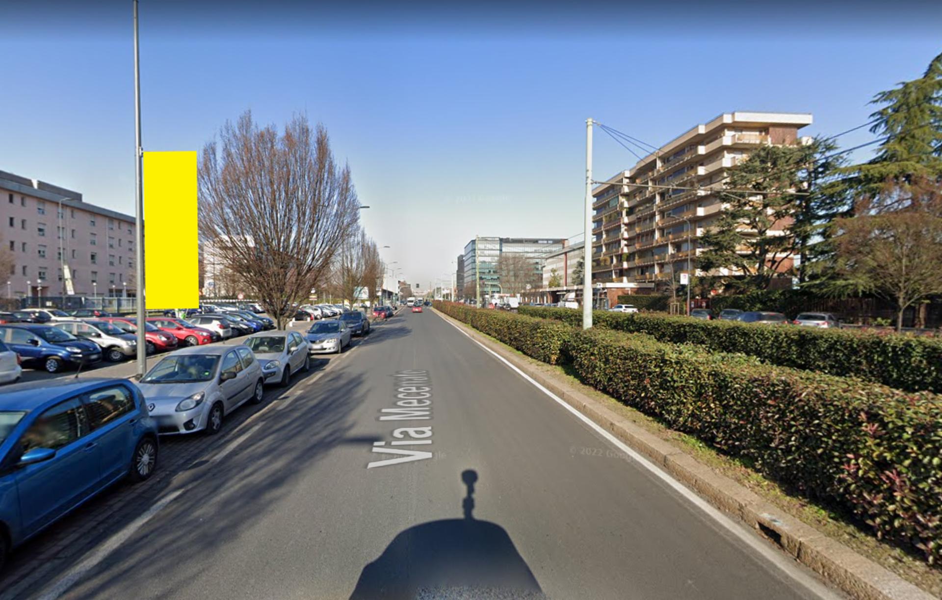 Impianto VERTICAL BANNER a Milano, in zona Happy Bar