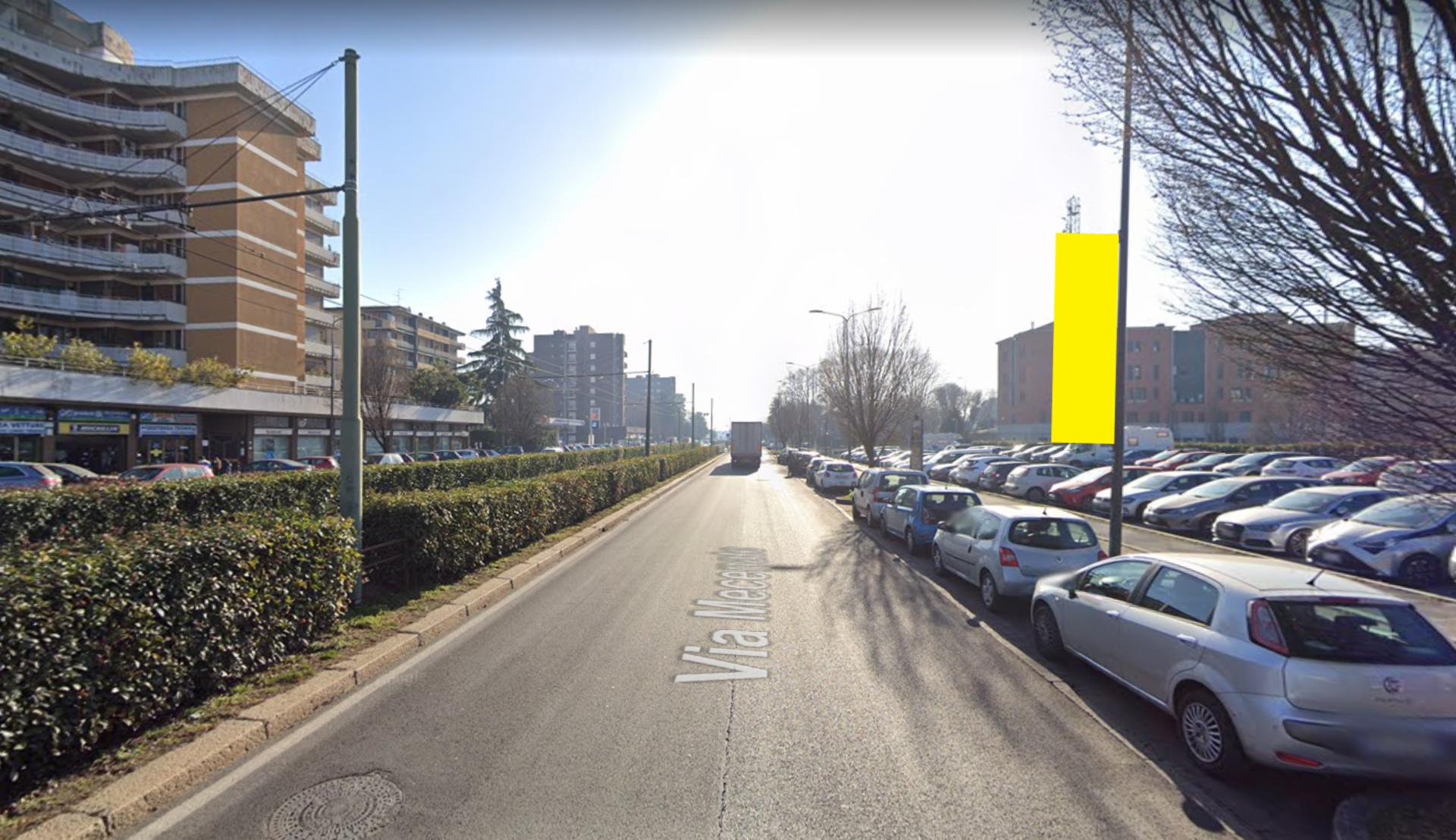 Impianto VERTICAL BANNER a Milano, in zona Happy Bar