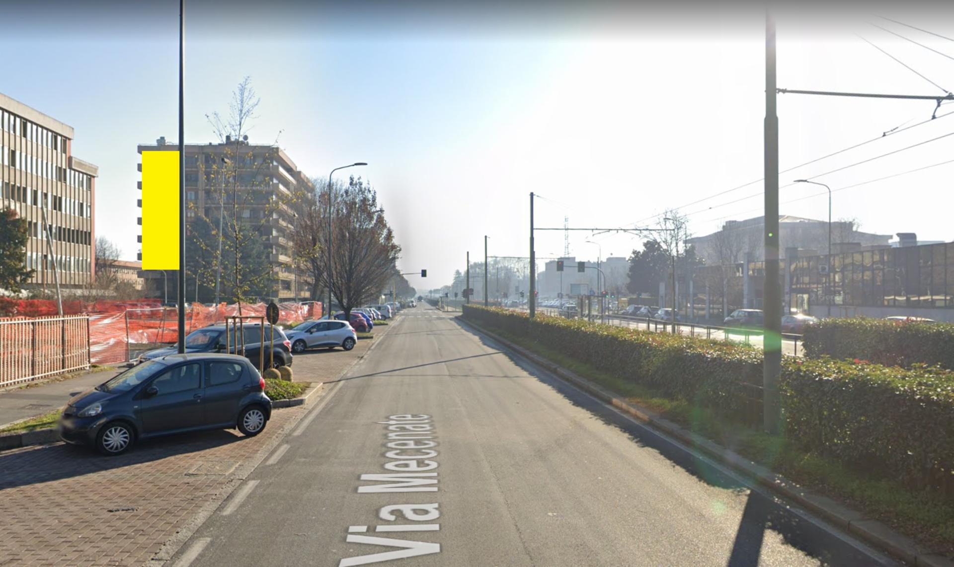 Impianto VERTICAL BANNER a Milano, in zona Happy Bar