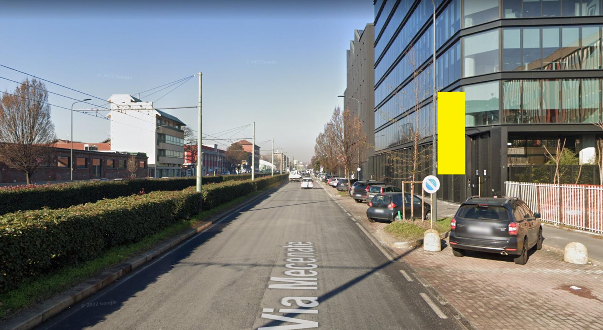 Impianto VERTICAL BANNER a Milano, in zona Happy Bar