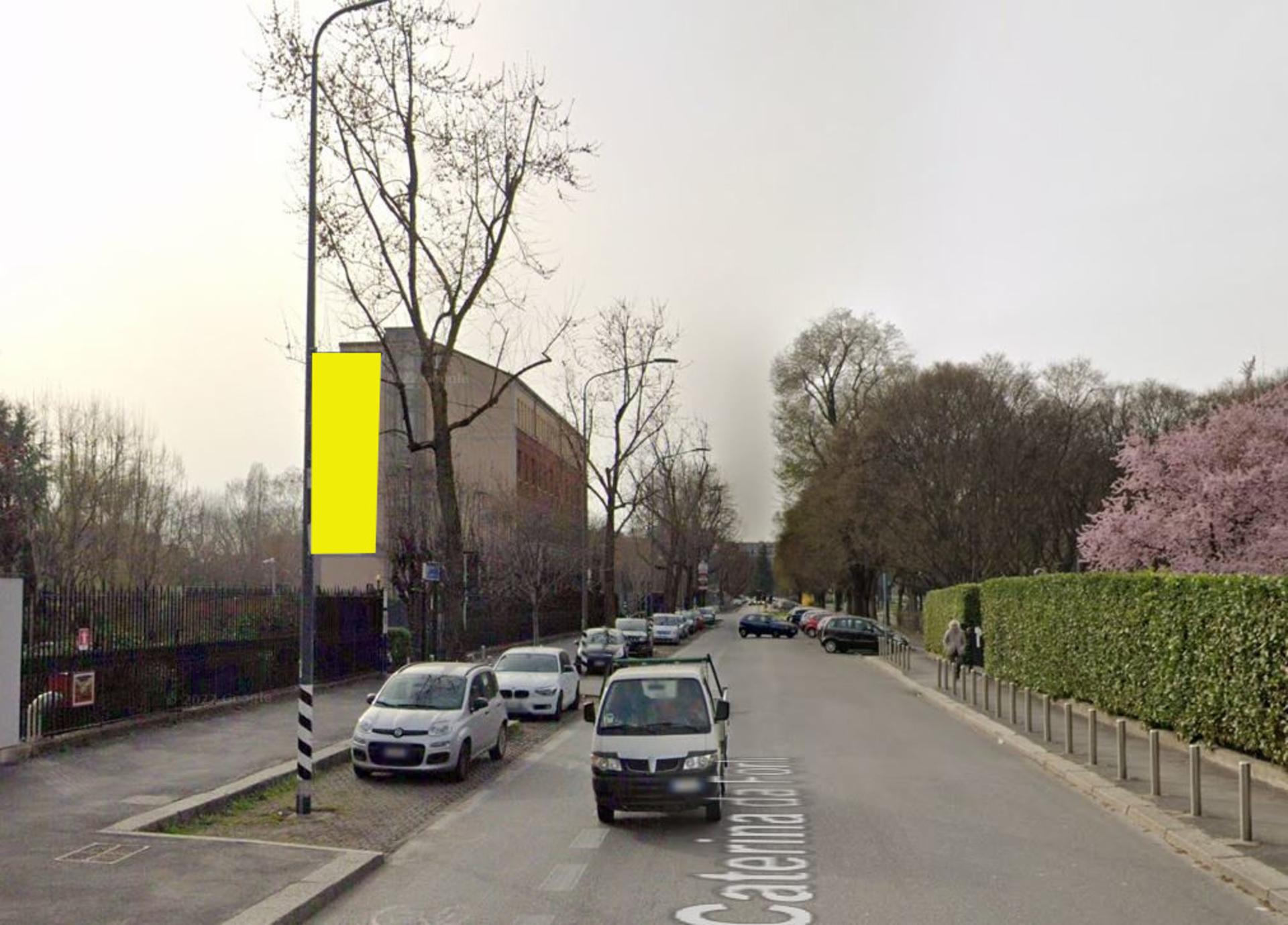 Impianto VERTICAL BANNER a Milano, in zona IKRA MiniMarket