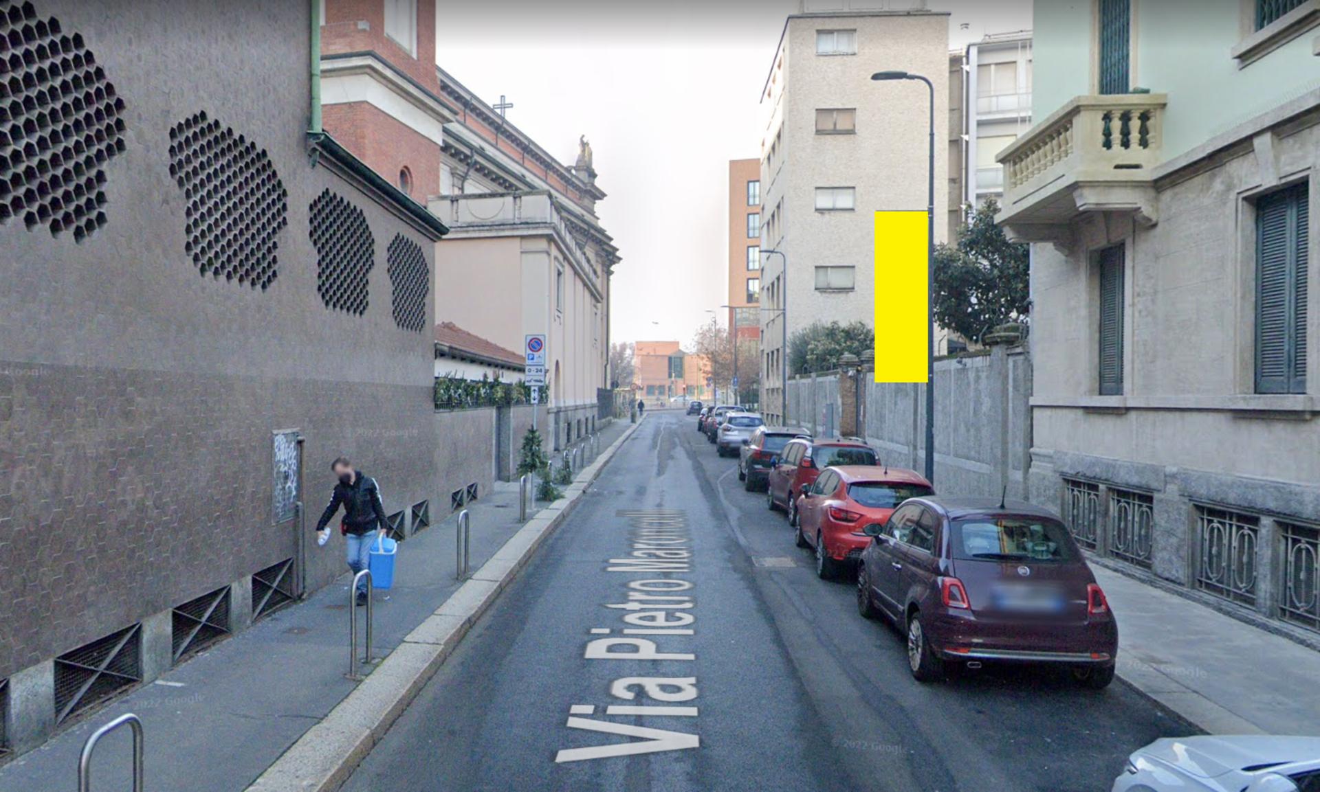Impianto VERTICAL BANNER a Milano, in zona On The Road