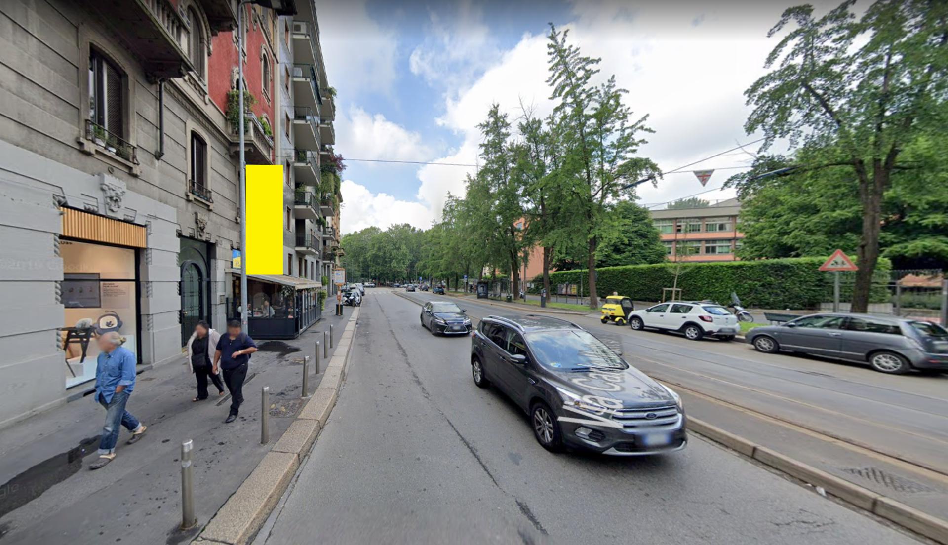 Impianto VERTICAL BANNER a Milano, in zona Bar Basso