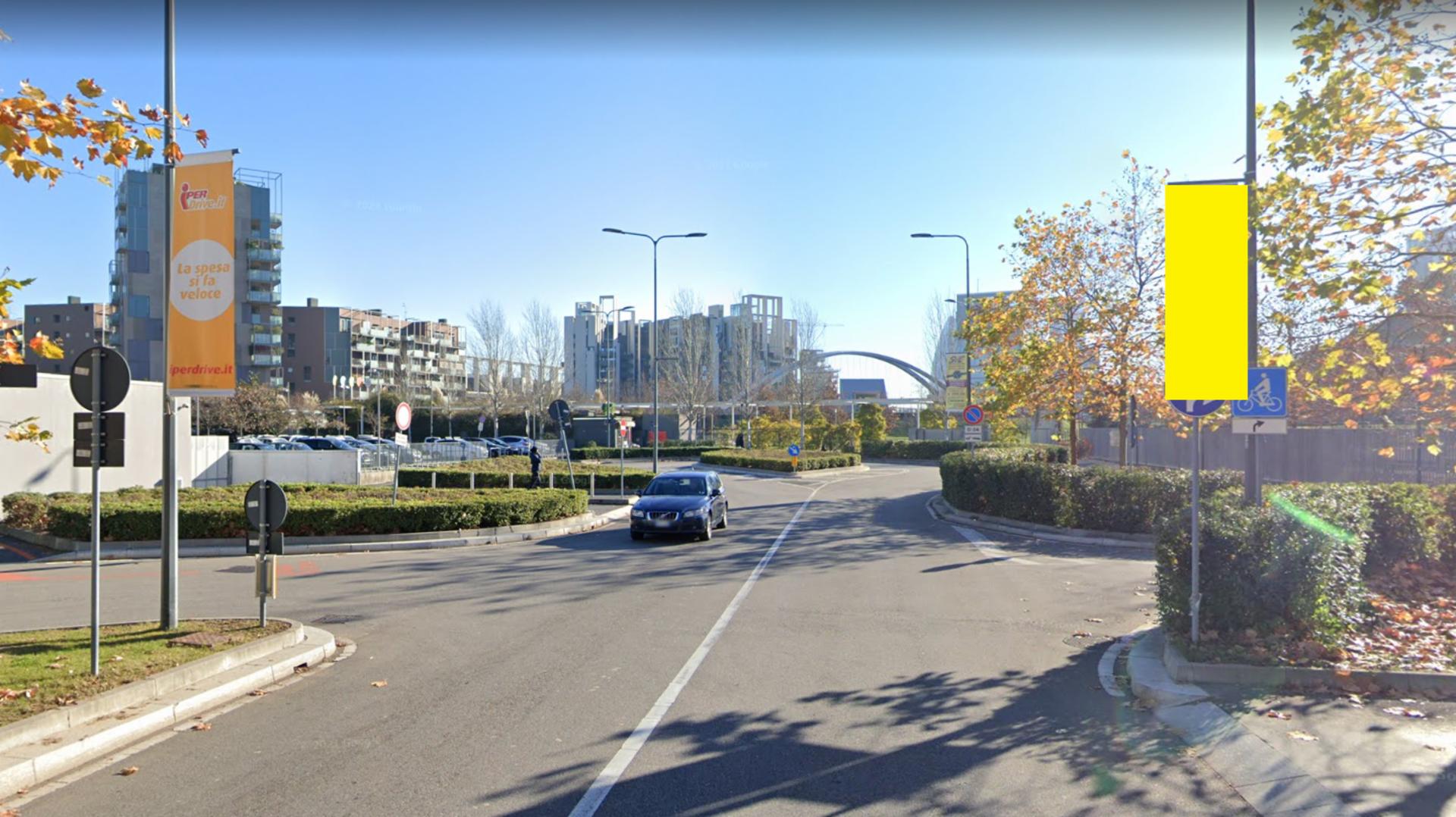 Impianto VERTICAL BANNER a Milano, in zona Iper
