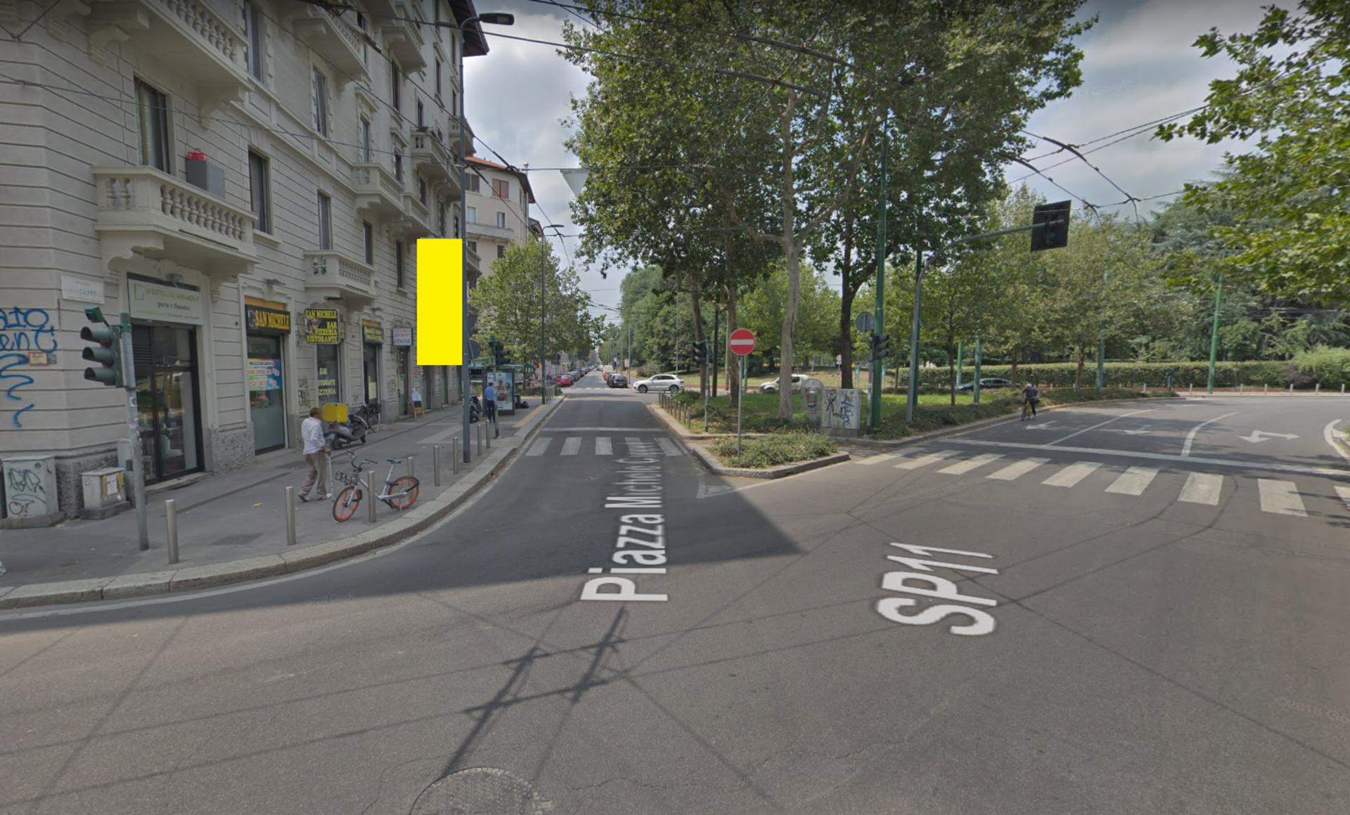 Impianto VERTICAL BANNER a Milano, in zona Vipissime di Campolongo Barbara