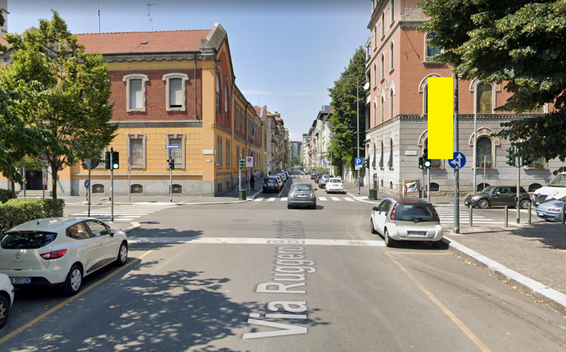 Impianto VERTICAL BANNER a Milano, in zona Conad City
