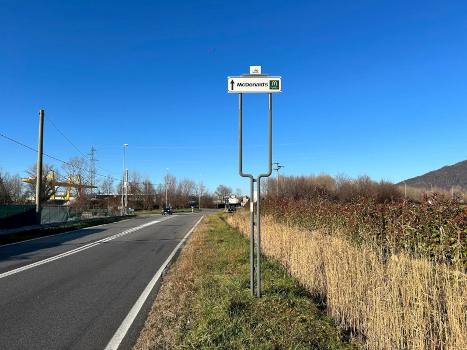 Impianto FRECCE / PREINSEGNE a Carvico, in zona Alimentari Esposito e Dadda