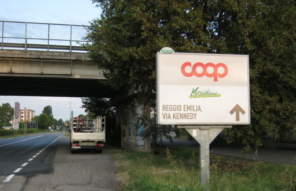 Impianto CARTELLONISTICA a Reggio nell'Emilia, in zona OVS