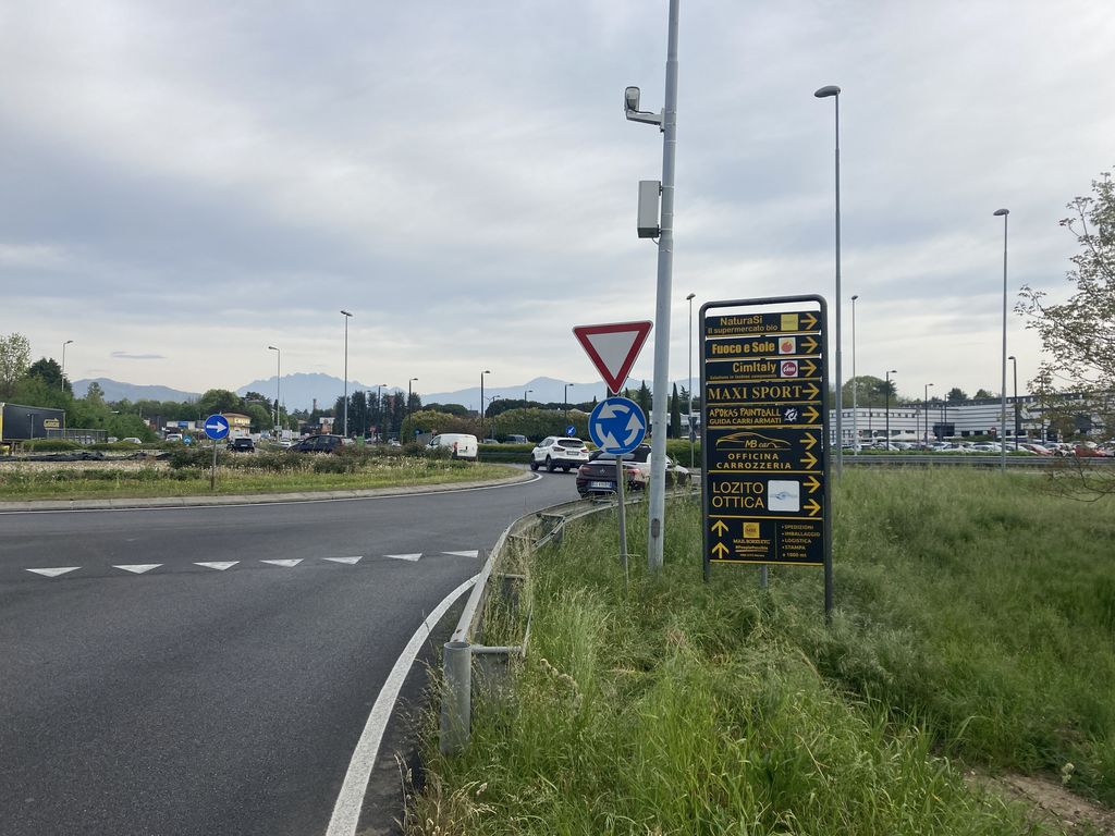Impianto FRECCE / PREINSEGNE a Cernusco Lombardone, in zona Esselunga