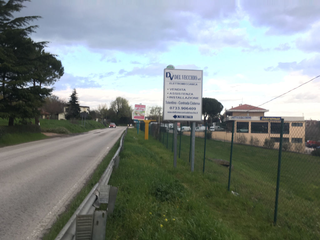 Impianto CARTELLONISTICA a Tolentino, in zona Poltrona Frau