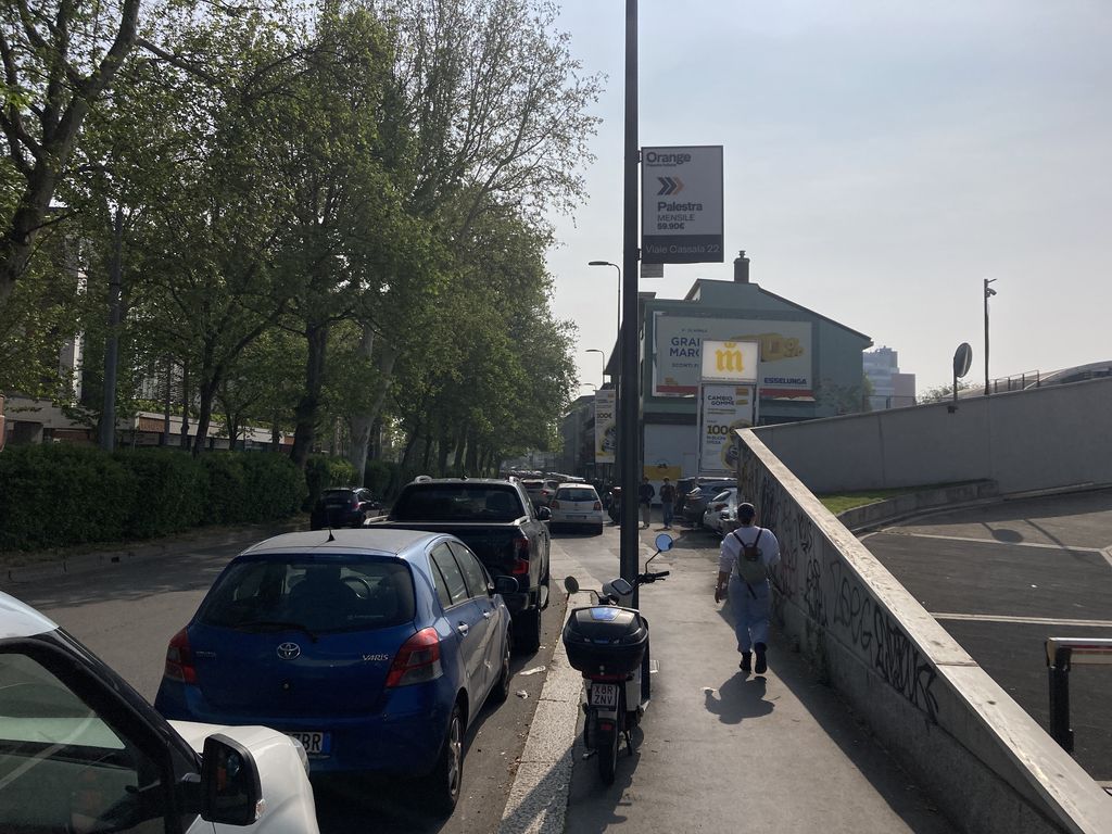 Impianto POLE MEDIA a Milano, in zona Divani & Divani