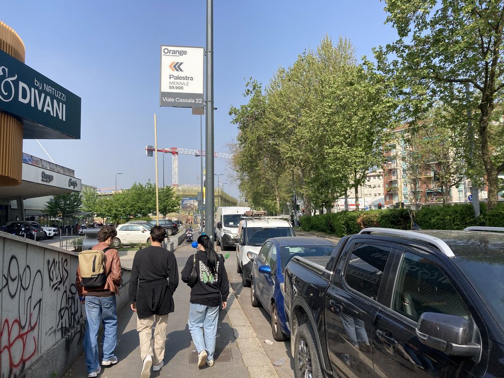 Impianto POLE MEDIA a Milano, in zona Divani & Divani