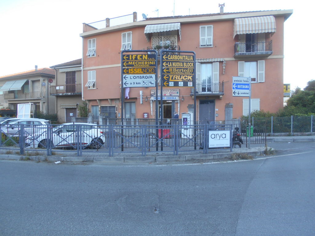 Impianto FRECCE / PREINSEGNE a Vezzano Ligure, in zona La Barachetta da Vittorio fast food