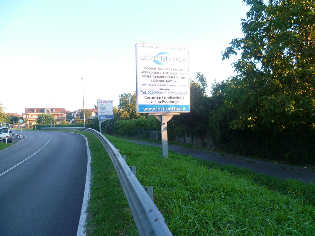 Impianto CARTELLONISTICA a Bernareggio, in zona Da Federico Alimentari