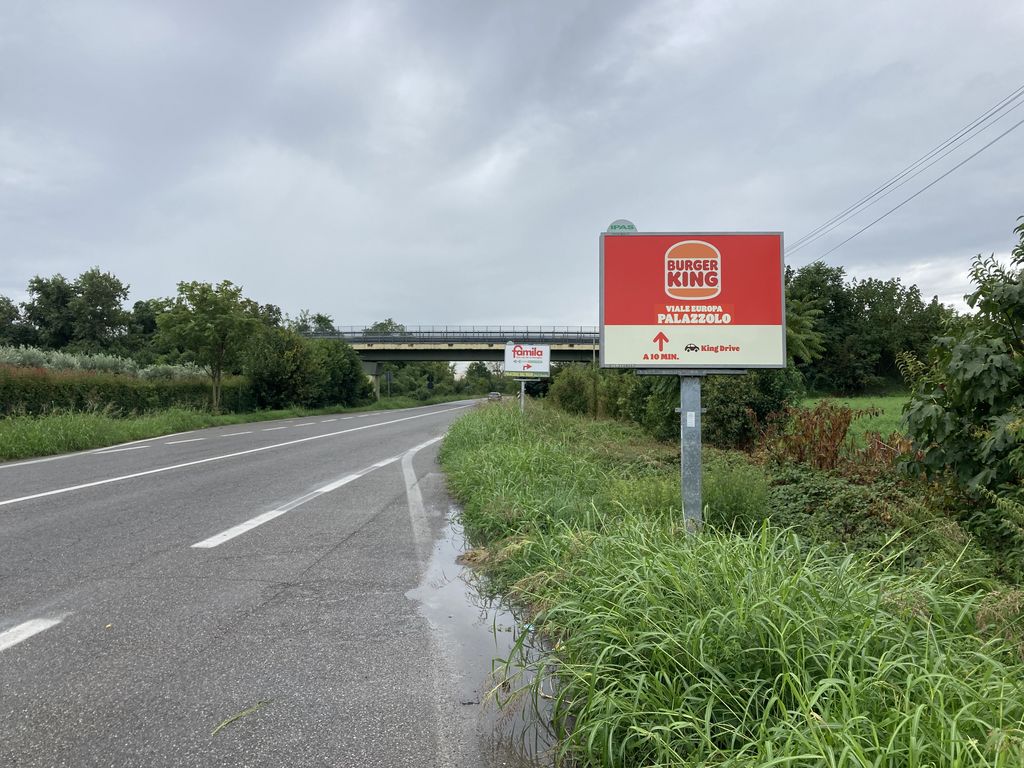 Impianto CARTELLONISTICA a Capriolo, in zona Abbigliamento