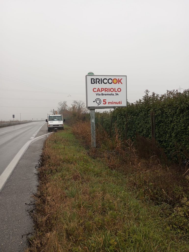 Impianto CARTELLONISTICA a Capriolo, in zona Abbigliamento