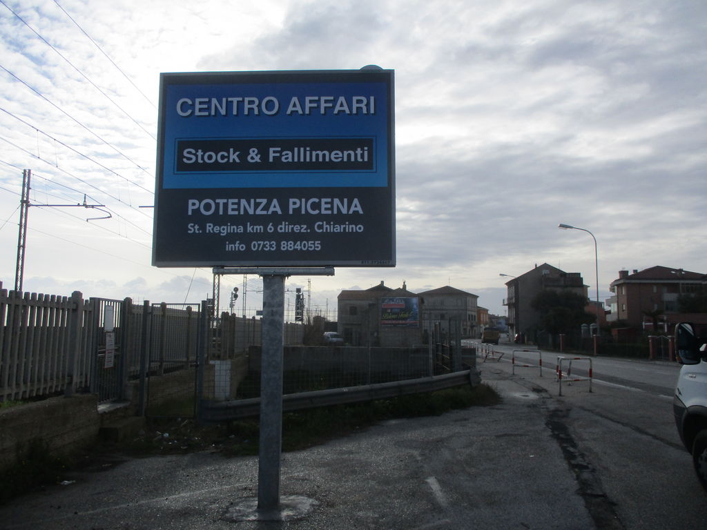 Impianto CARTELLONISTICA a Civitanova Marche, in zona Pizzeria 4 Farine