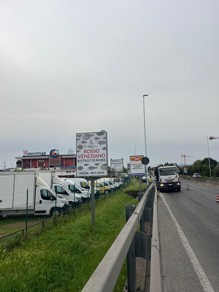 Impianto CARTELLONISTICA a Prato, in zona Omnia Center
