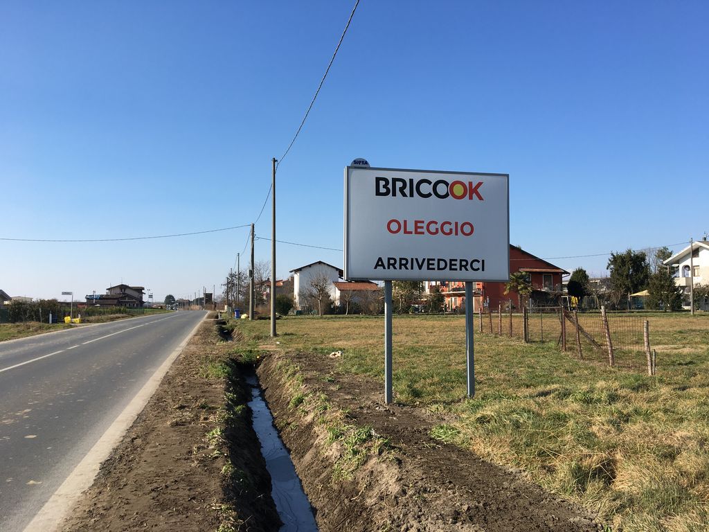 Impianto CARTELLONISTICA a Oleggio