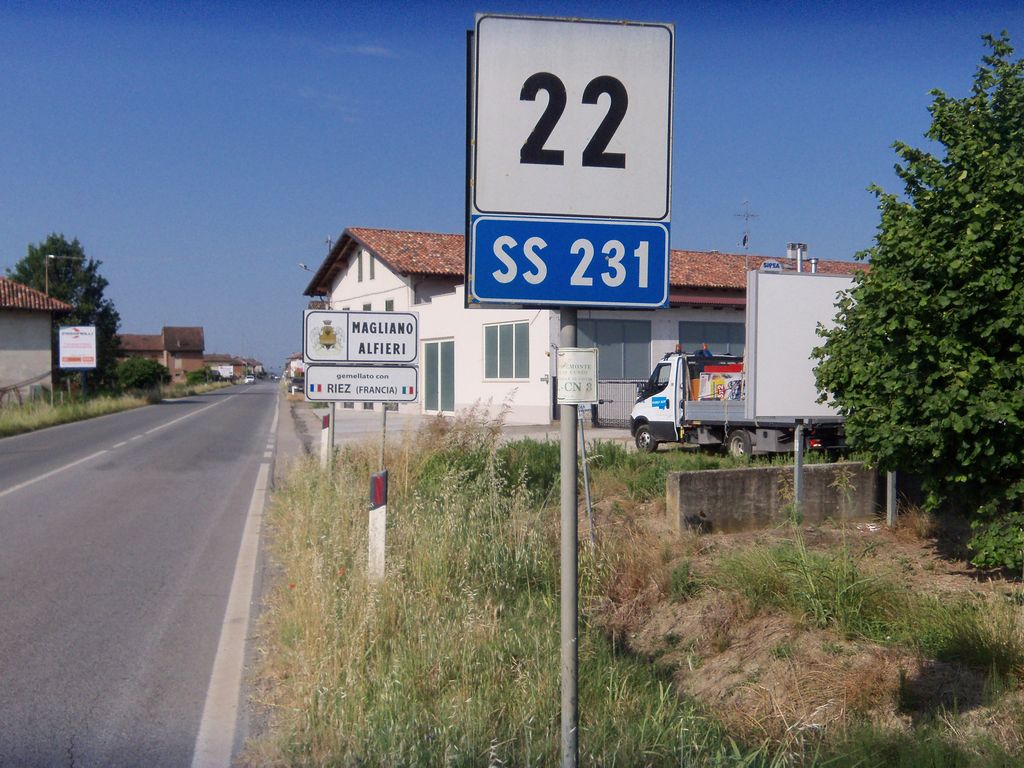 Impianto CARTELLONISTICA a Magliano Alfieri, in zona Cioccogelateria