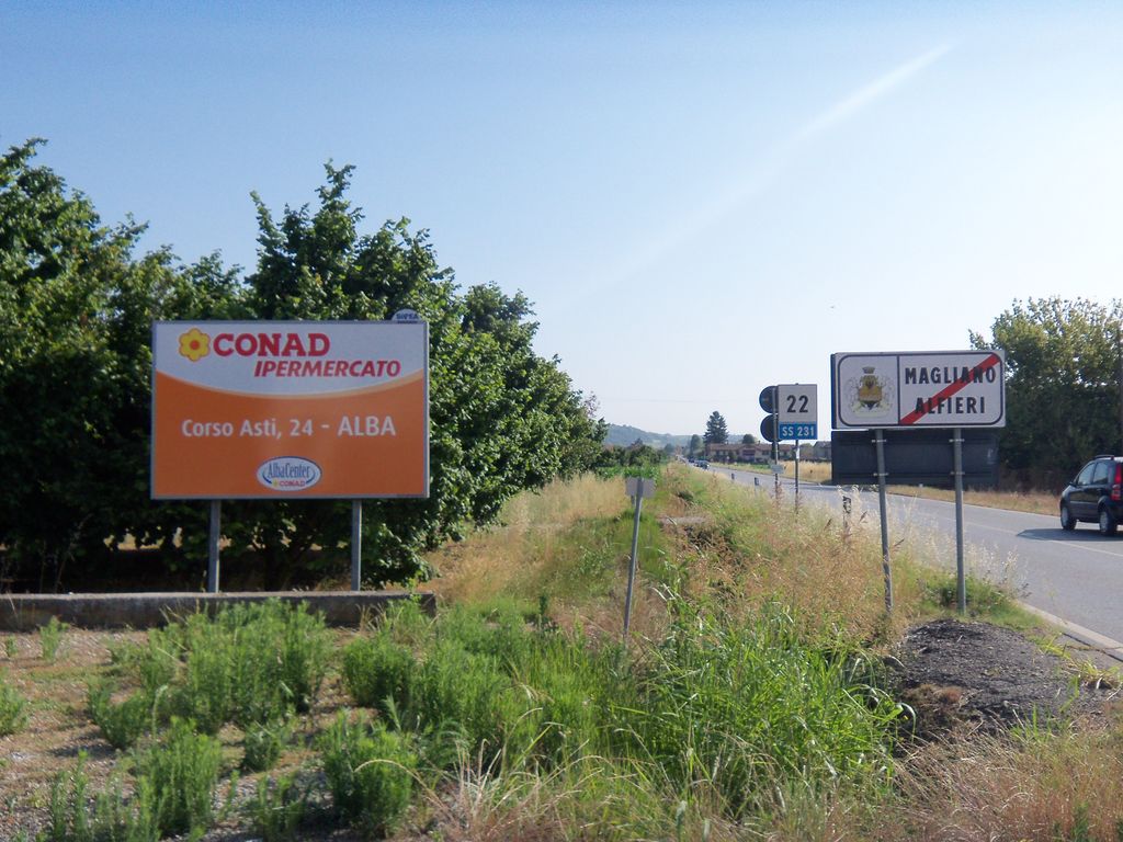 Impianto CARTELLONISTICA a Magliano Alfieri, in zona Cioccogelateria