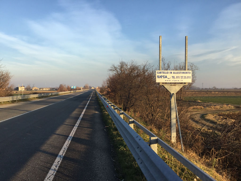 Impianto CARTELLONISTICA a Cigliano, in zona In's Mercato